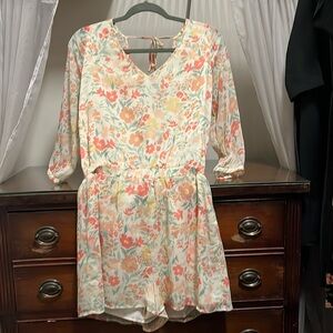 EUC Women's Small Floral Romper Quarter Sleeves With Pockets